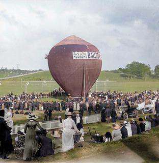 Hot air balloon over the Domain, Auckland, 1914 - (Image 2 of 3)