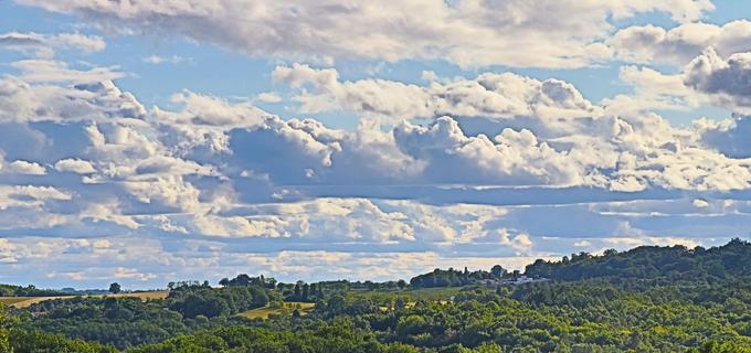 Nuages sur la colline en face - Dordogne - France 3 aout 2020