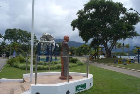 Statue of Jacques Cousteau - view 01