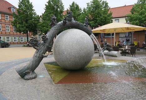 Wernigerode - Brunnen von Bernd Göbel auf dem Nicolaiplatz