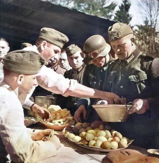 065 - German troups being served eggs