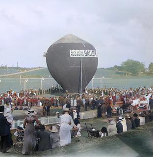 Hot air balloon over the Domain, Auckland, 1914 - (Image 2 of 3)